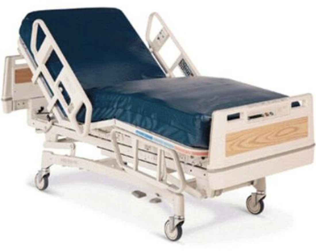 Cama de hospital con colchón adecuado para prevenir úlceras por presión